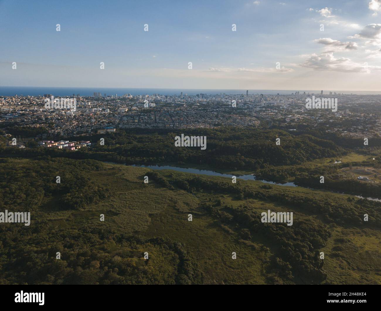 Landschaft des Mirador Norte Parks in der Dominikanischen Republik mit viel Grün bedeckt Stockfoto