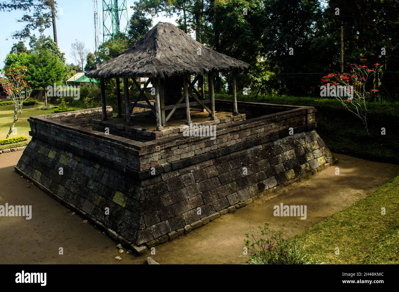 Karanganyar, Indonesien - 31. Juli 2015: Einer der Tempel im touristischen Gebiet des ​​Cetho-Tempels, Provinz Zentraljava, Indonesien am 31. Juli 2015. Stockfoto