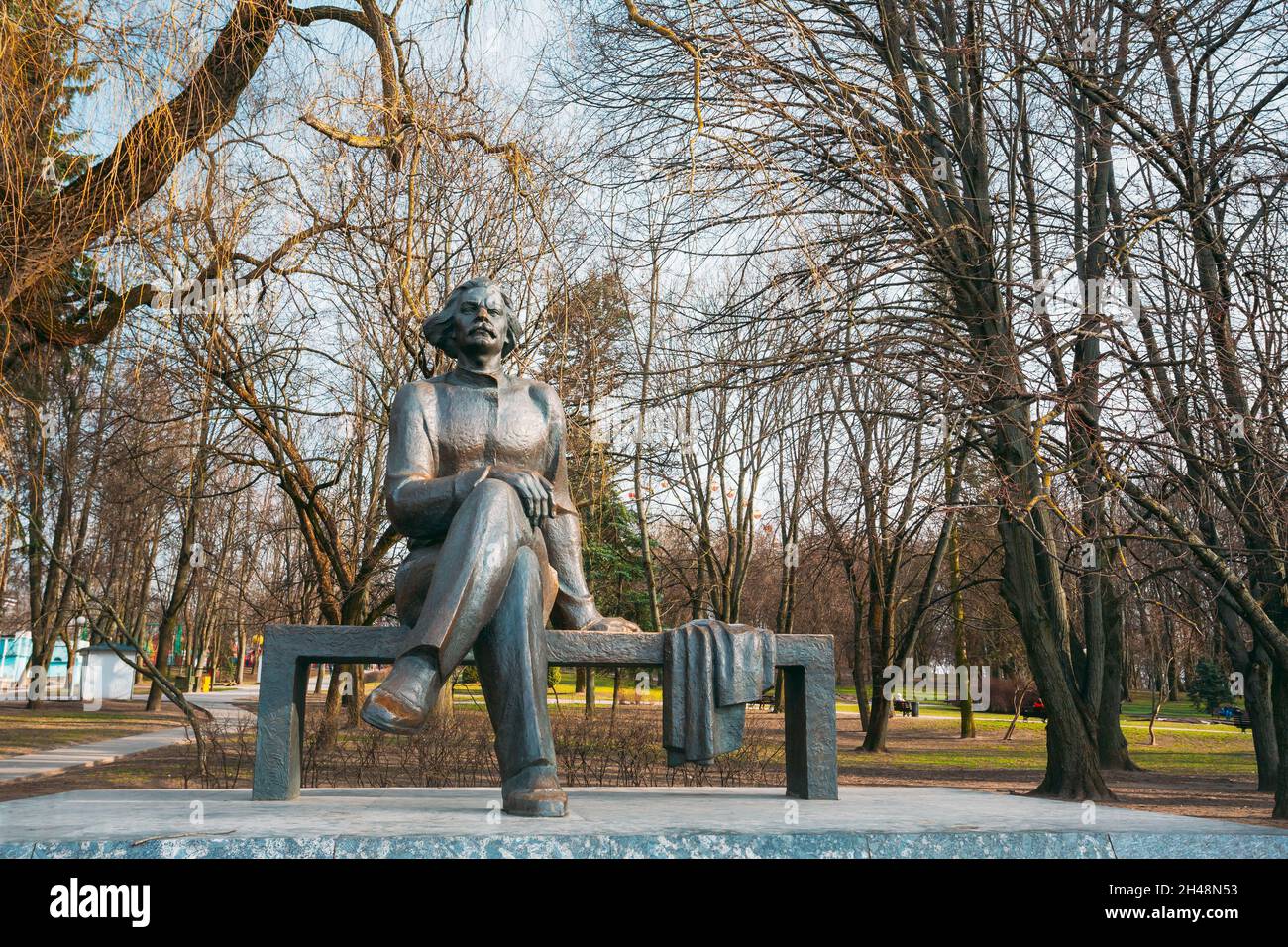 Denkmal des sowjetischen Schriftstellers Alexei Maximowitsch Peschkow vor allem bekannt als Maxim Maksim Gorki im zentralen Kinderpark Maksim Gorki in Minsk, Weißrussland. Stockfoto