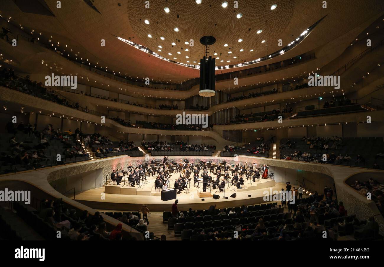 Hamburg, Deutschland. November 2021. Schüler schauen sich ein Konzert in der Elbphilharmonie an. Die Becker-Kerner Stiftung hatte die 5. Und 6. Klasse von 16 Hamburger Bezirksschulen zum Konzert eingeladen. Das Musikkorps der Bundeswehr unter der Leitung von Christoph Scheibling spielte "Emil und die Detektive" und begleitete die Sängerin z. Wees bei ihrem Hit "Control". Die aus Hamburg stammende Wees war selbst Schülerin an der Bezirksschule Alter Teichweg. Quelle: Christian Charisius/dpa/Alamy Live News Stockfoto Hamburg, Deutschland. November 2021. Schüler schauen sich ein Konzert in der Elbphilharmonie an. Die Becker-Kerner Stiftung hatte die 5. Und 6. Klasse von 16 Hamburger Bezirksschulen zum Konzert eingeladen. Das Musikkorps der Bundeswehr unter der Leitung von Christoph Scheibling spielte "Emil und die Detektive" und begleitete die Sängerin z. Wees bei ihrem Hit "Control". Die aus Hamburg stammende Wees war selbst Schülerin an der Bezirksschule Alter Teichweg. Quelle: Christian Charisius/dpa/Alamy Live News Stockfoto