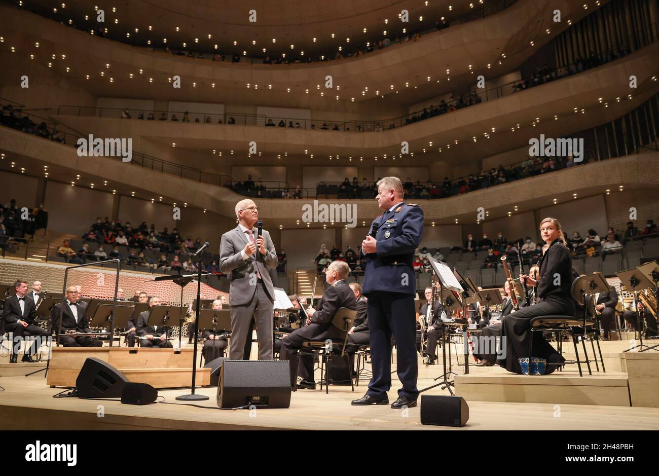 Hamburg, Deutschland. November 2021. Peter Tschentscher (SPD, l), erster Bürgermeister von Hamburg, und Franz Weidhüner, Generalmajor der Bundeswehr, sprechen vor einem Schulkonzert in der Elbphilharmonie. Die Becker-Kerner Stiftung hatte die 5. Und 6. Klasse von 16 Hamburger Bezirksschulen zum Konzert eingeladen. Das Musikkorps der Bundeswehr spielte "Emil und die Detektive" und begleitete die Sängerin z. Wees bei ihrem Hit "Control". Die aus Hamburg stammende Wees war selbst Schülerin an der Bezirksschule Alter Teichweg. Quelle: Christian Charisius/dpa/Alamy Live News Stockfoto Hamburg, Deutschland. November 2021. Peter Tschentscher (SPD, l), erster Bürgermeister von Hamburg, und Franz Weidhüner, Generalmajor der Bundeswehr, sprechen vor einem Schulkonzert in der Elbphilharmonie. Die Becker-Kerner Stiftung hatte die 5. Und 6. Klasse von 16 Hamburger Bezirksschulen zum Konzert eingeladen. Das Musikkorps der Bundeswehr spielte "Emil und die Detektive" und begleitete die Sängerin z. Wees bei ihrem Hit "Control". Die aus Hamburg stammende Wees war selbst Schülerin an der Bezirksschule Alter Teichweg. Quelle: Christian Charisius/dpa/Alamy Live News Stockfoto