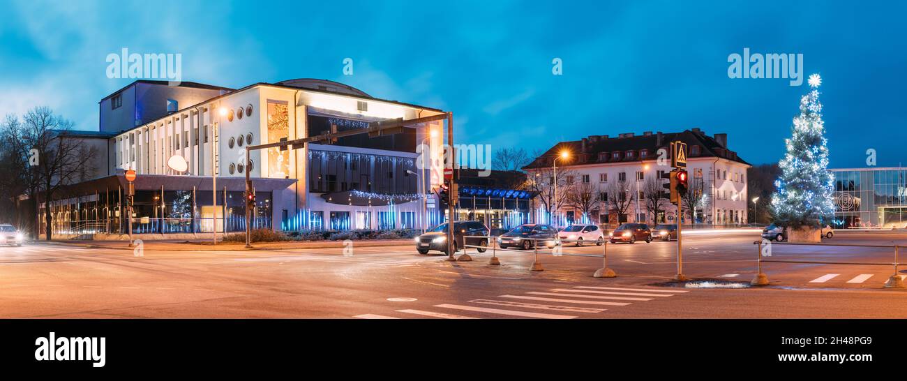 Pärnu, Estland. Panoramablick über Endla Theater, Weihnachtsbaum auf dem zentralen Platz in Abend Weihnachten Neujahr Illuminations Stockfoto