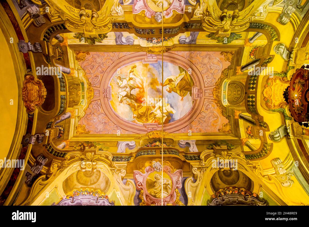 Fresken in der Kapelle San Teobaldo in der Kathedrale von San Lorenzo in Alba. Italien. Die Kathedrale befindet sich im östlichen Teil der antiken Stadt Stockfoto