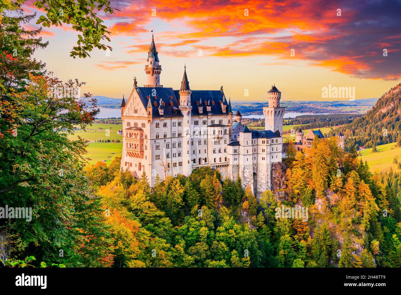 Schloss Neuschwanstein, Deutschland. Blick auf das Märchenschloss bei Sonnenuntergang. Stockfoto