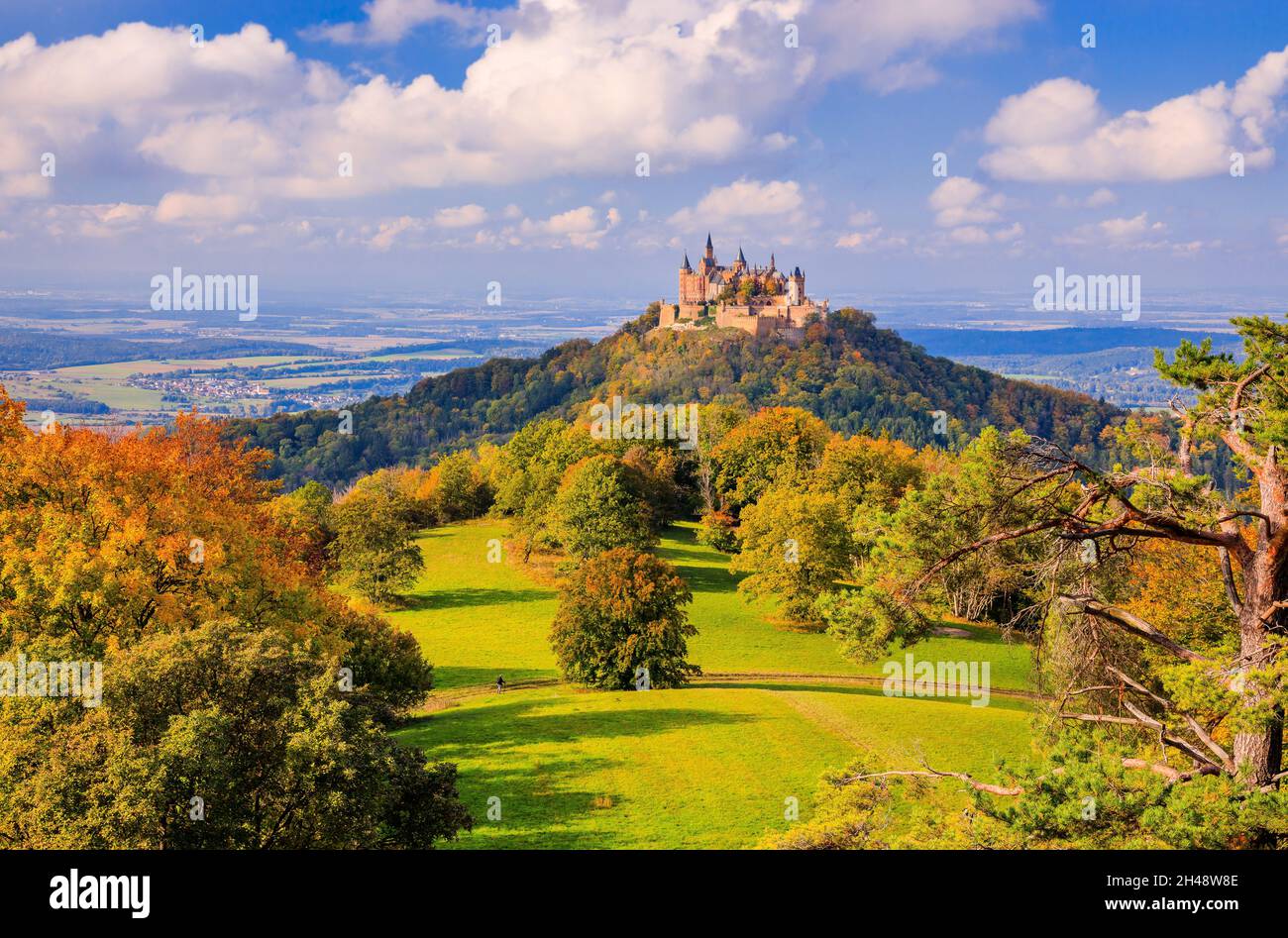 Schloss Hohenzollern, Deutschland. Blick vom Albtrauf auf auf das Schloss und die umliegende Landschaft Stockfoto