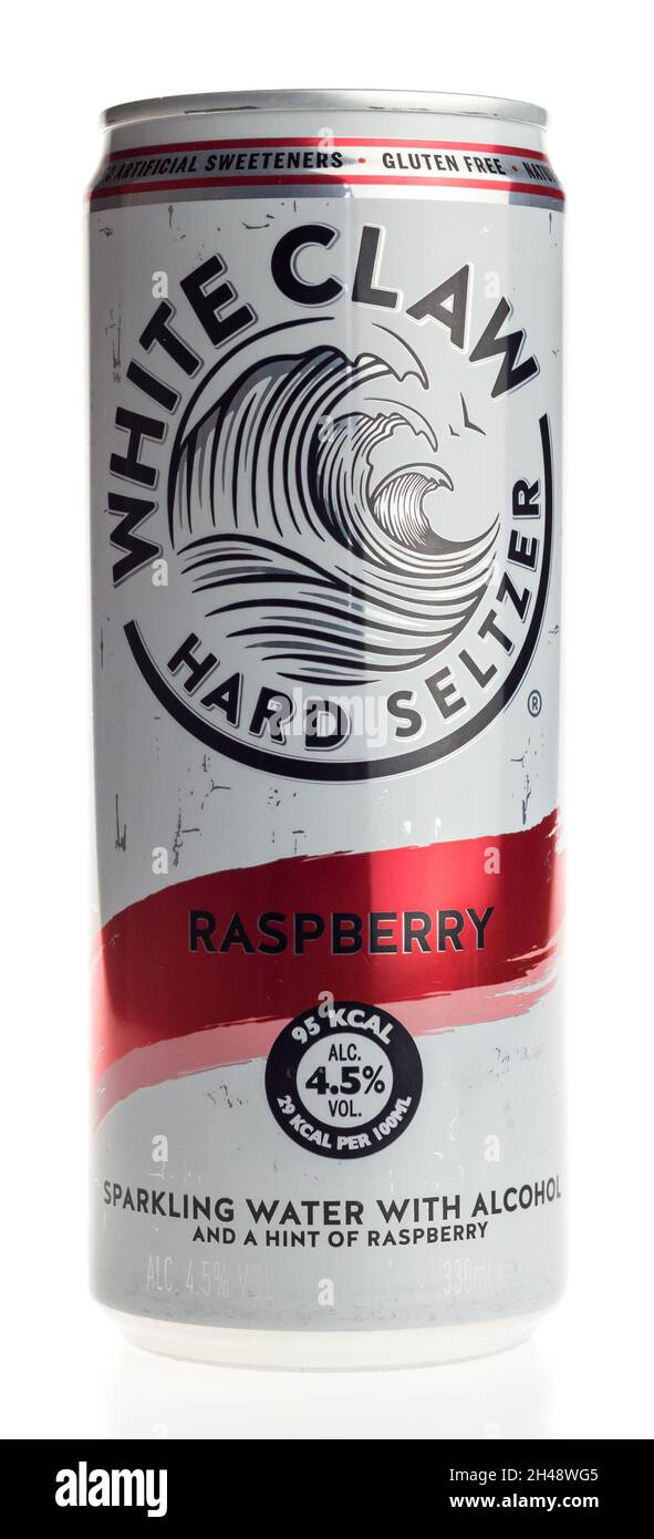 Dose White Claw Hard Seltzer Raspberry Drink isoliert auf einem weißen Hintergrund Stockfoto