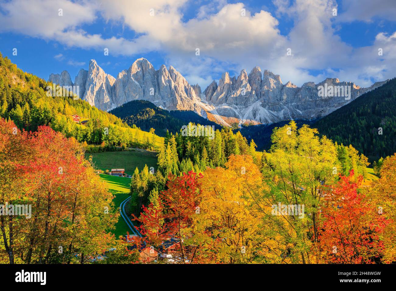 Val di Funes, Italien. Santa Maddalena Dorf vor der Geisler Berggruppe der Dolomiten. Stockfoto