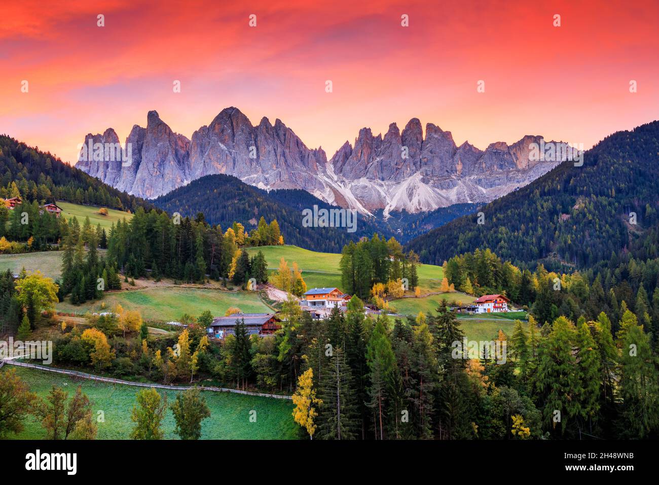 Val di Funes, Italien. Santa Maddalena Dorf vor der Geisler Berggruppe der Dolomiten. Stockfoto