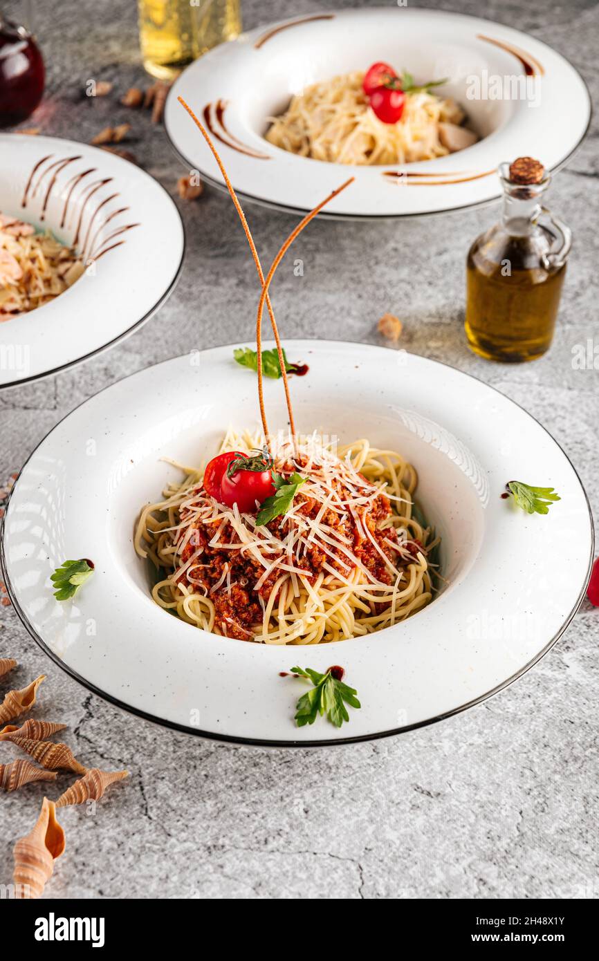 Portion Spaghetti Bolognese auf dekorierten Teller Stockfoto