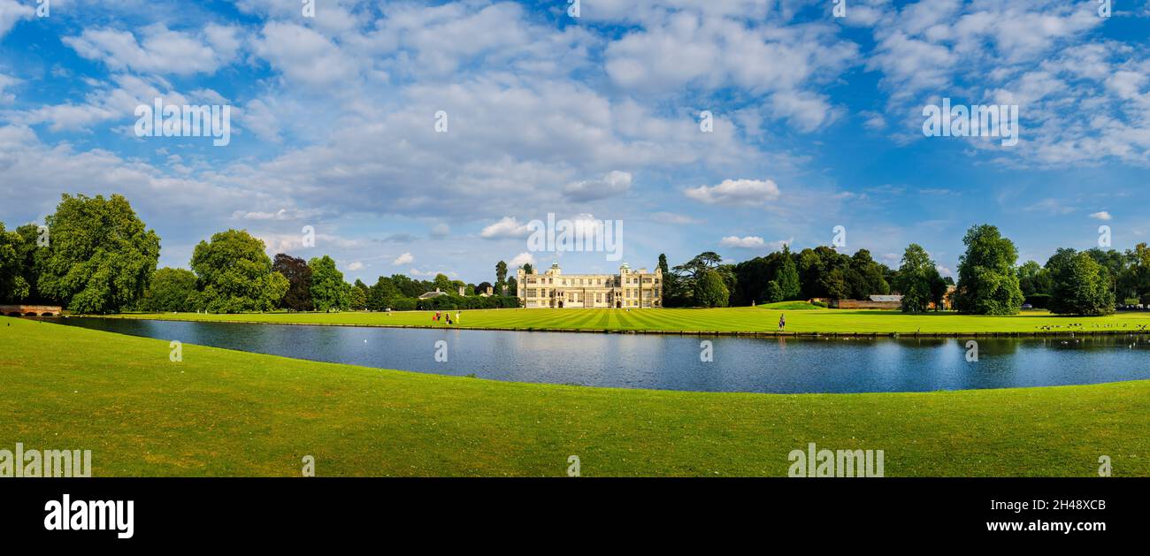 Panoramablick auf das Audley End House und den See, ein überwiegend jakobisches Landhaus aus dem frühen 17. Jahrhundert in der Nähe von Saffron Walden, Essex, England Stockfoto