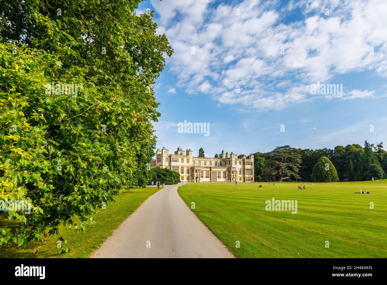 Audley End House, ein größtenteils jakobisches Landhaus aus dem frühen 17. Jahrhundert in der Nähe von Saffron Walden, Essex, England Stockfoto