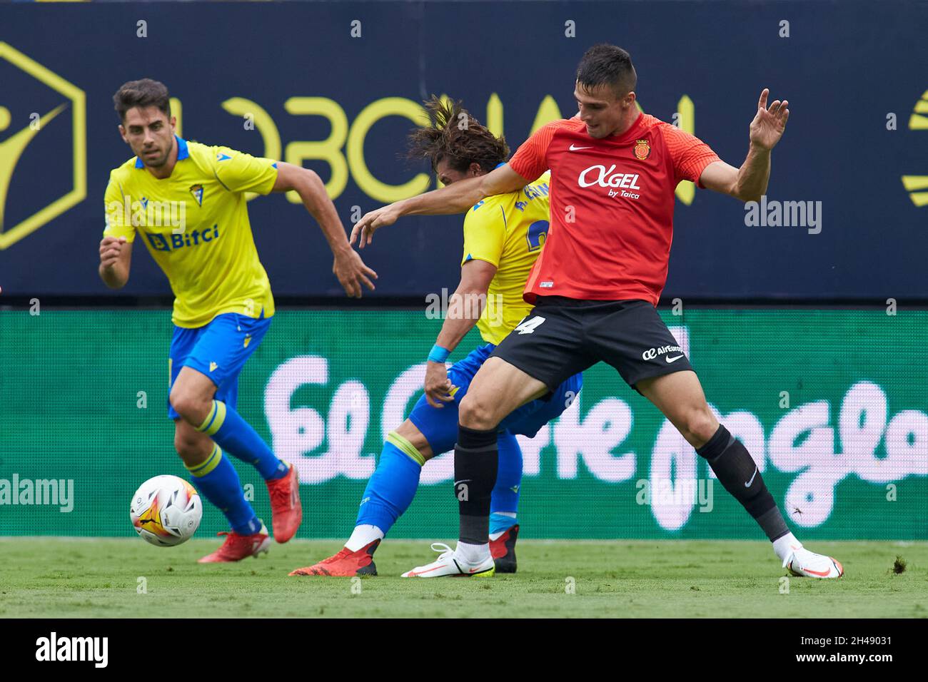 Martin Valjent von RCD Mallorca und Alfonso 'Pacha' Espino von Cadiz während des Fußballspiels der spanischen Meisterschaft La Liga zwischen Cadiz CF und RDC Mallorca am 31. Oktober 2021 im Nuevo Mirandilla Stadion in Cadiz, Spanien - Foto: Joaquin Corchero/DPPI/LiveMedia Stockfoto