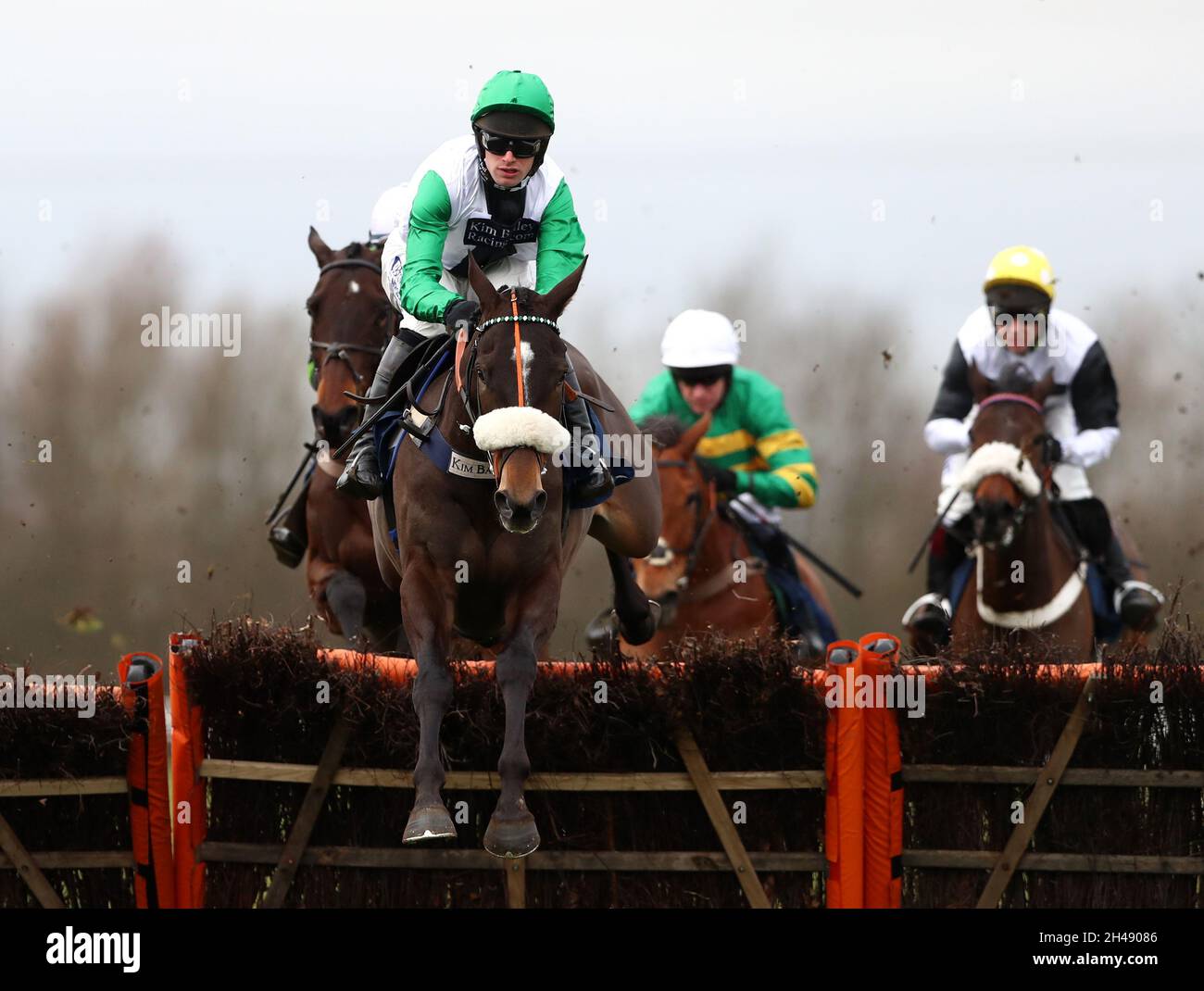 Datei Foto vom 08-02-2018 von Vinndication von David Bass geführt führt vor dem Gewinn der Sidney Banks Memorial Novizen’ Hürde auf Huntingdon Racecourse. Kim Bailey hat die Entscheidung getroffen, die Vindikation in den Ruhestand zu setzen, nachdem der achtjährige in Ascot eingezogen wurde. Ausgabedatum: Montag, 1. November 2021. Stockfoto