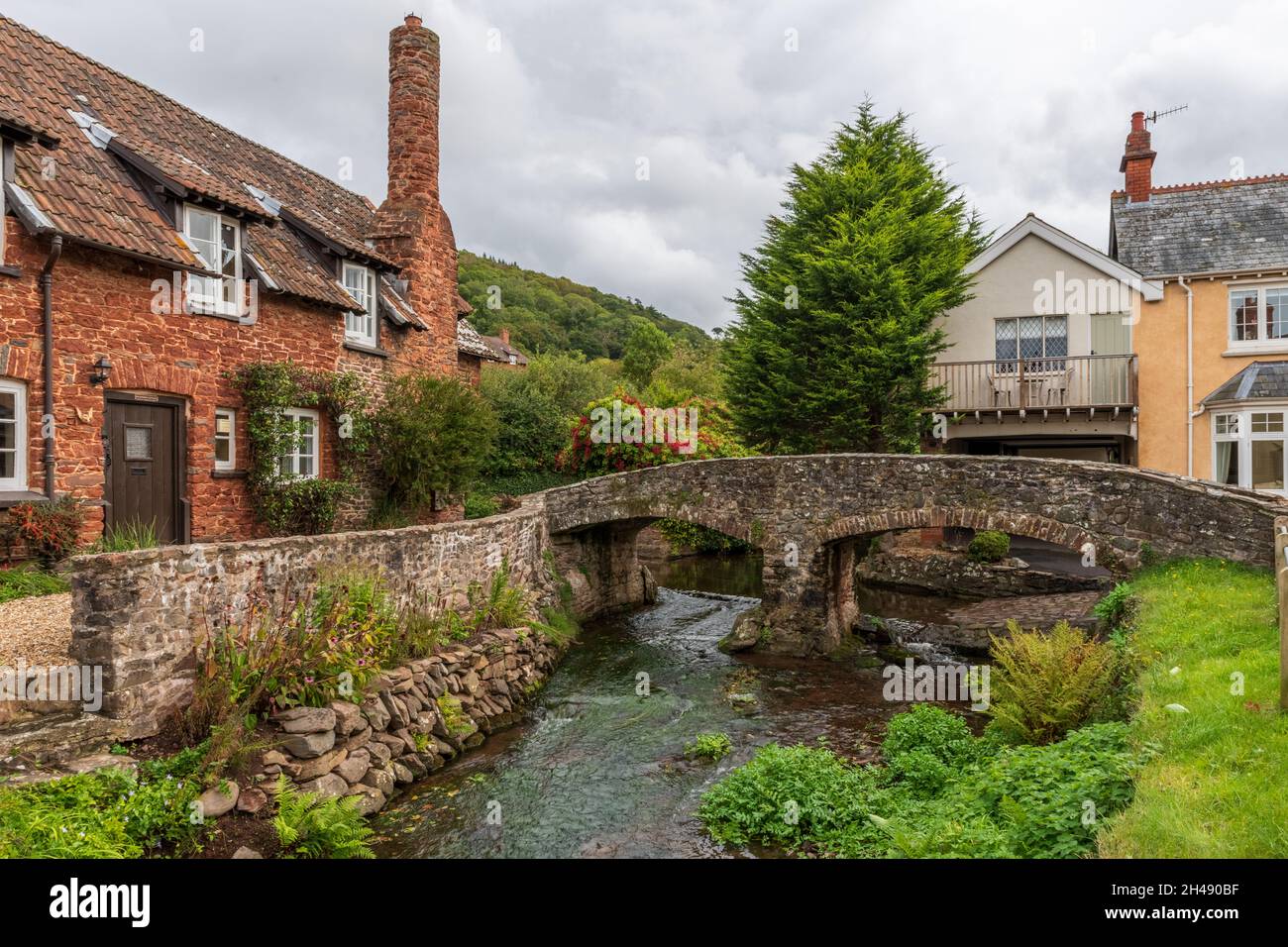 Cottage and Bridge in Allerford, Somerset, Großbritannien Stockfoto