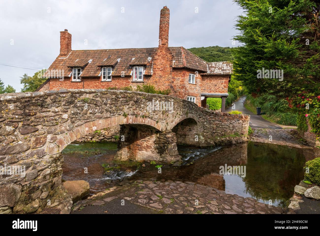 Cottage and Bridge in Allerford, Somerset, Großbritannien Stockfoto