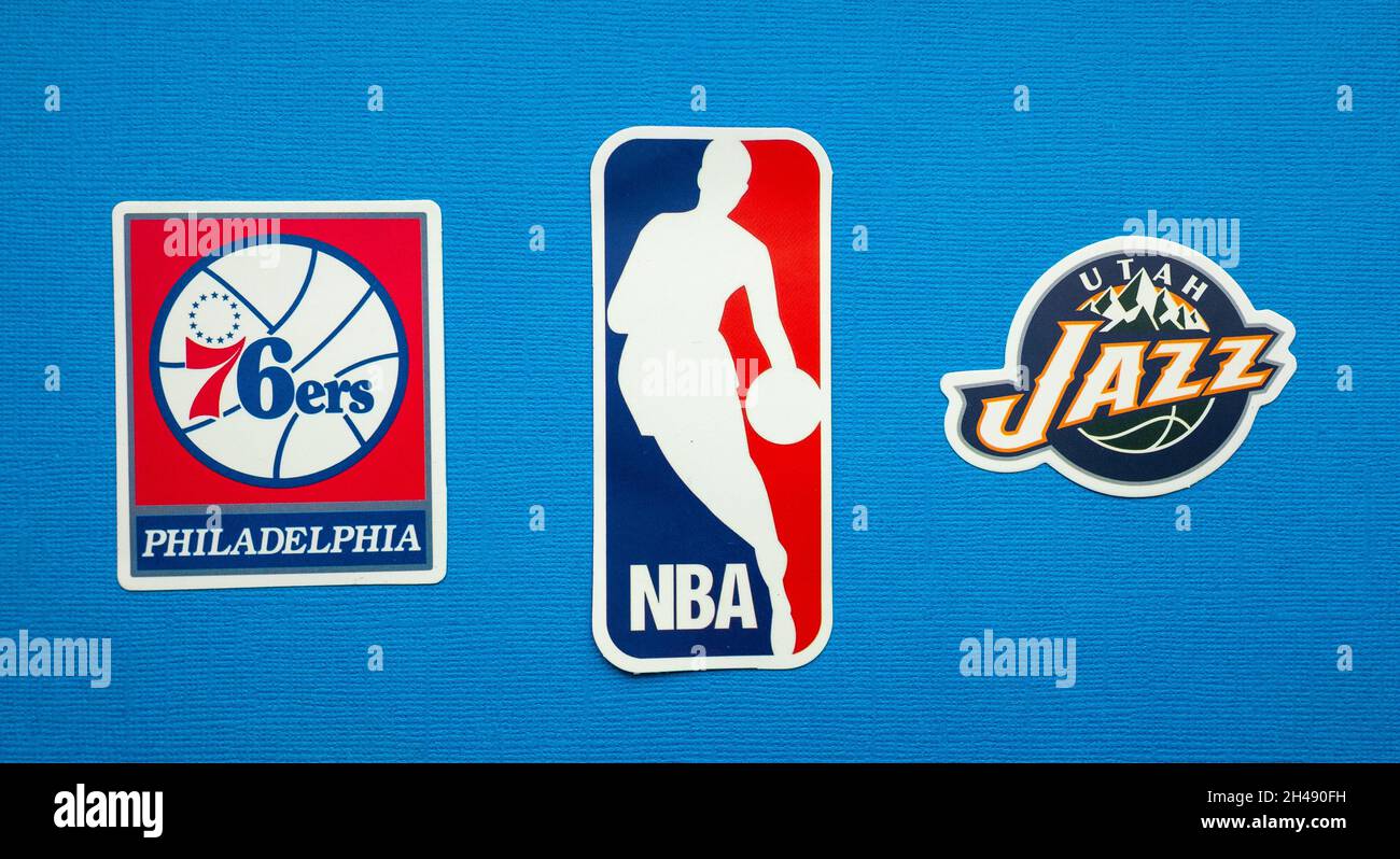 1. Oktober 2021, Springfield, USA, Embleme der Philadelphia 76ers und Utah Jazz Basketballteams auf blauem Hintergrund. Stockfoto