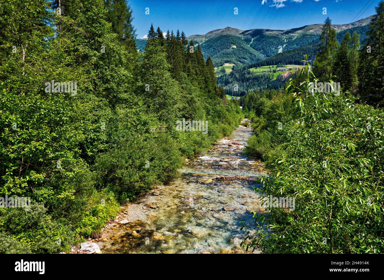 Das Wasser des Alpenstroms steigt aus dem Tal von Fiscalina in Richtung der Stadt Sexten Pusteria ab. HDR-Bild Stockfoto