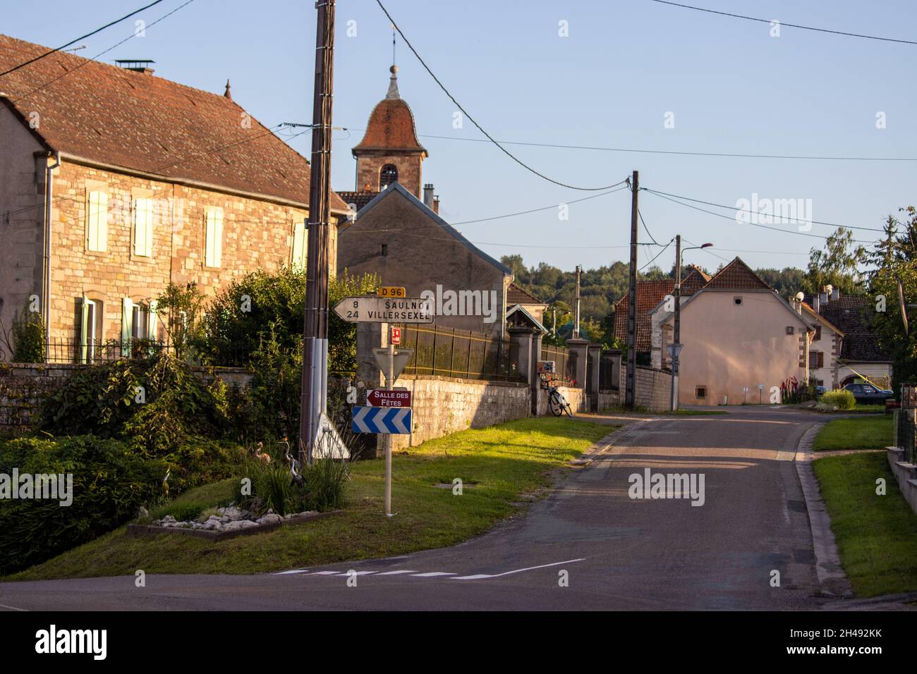 Blick auf die leere Straße in Lomont, Frankreich. Stockfoto