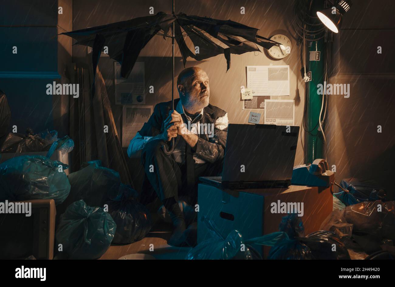 Broke Geschäftsmann sitzt auf der Straße unter dem Regen, Armut und Geschäftsversagen Konzept Stockfoto