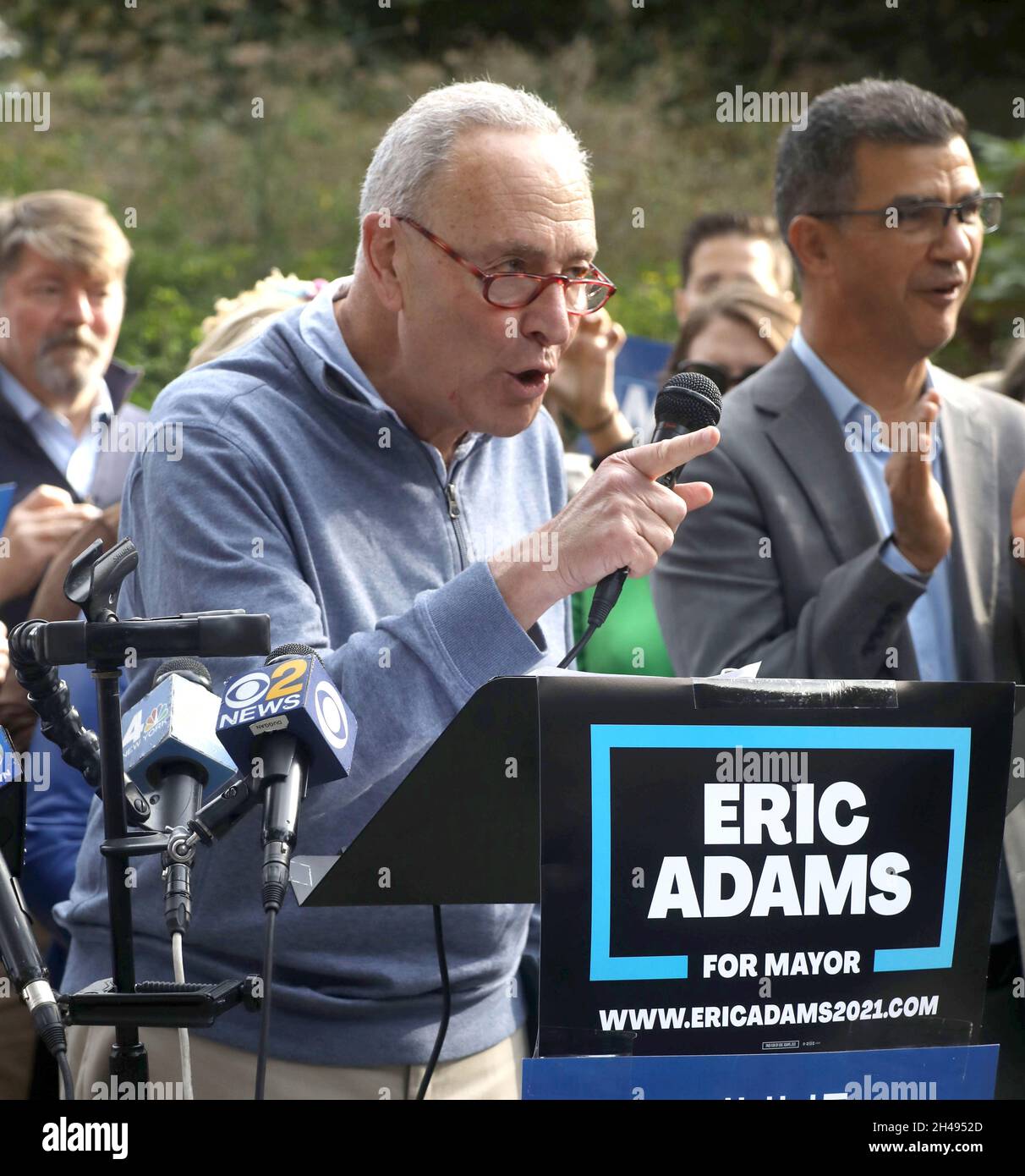 New York, New York, USA. Oktober 2021. Der New Yorker Senator CHUCK SCHUMER wirbt bei einer Wahlkampfveranstaltung im Carl Schurz Park für den Kandidaten des demokratischen Bürgermeisters von NYC, Eric Adams. (Bild: © Nancy Kaserman/ZUMA Press Wire) Stockfoto