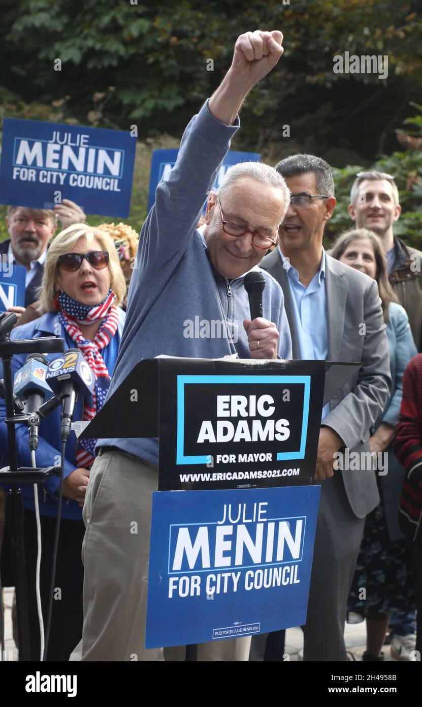 New York, New York, USA. Oktober 2021. Der New Yorker Senator CHUCK SCHUMER wirbt bei einer Wahlkampfveranstaltung im Carl Schurz Park für den Kandidaten des demokratischen Bürgermeisters von NYC, Eric Adams. (Bild: © Nancy Kaserman/ZUMA Press Wire) Stockfoto