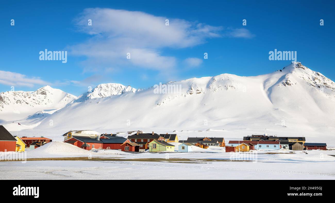 Panorama von NY Alesund in Svalbard. Die nördlichste zivile Siedlung der Welt mit 16 permanenten arktischen Forschungsstationen, die oft die Luft kontrollieren Stockfoto