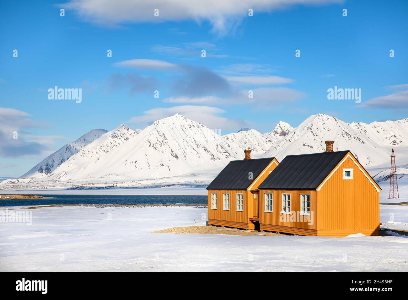 NY Alesund in Svalbard. Die nördlichste zivile Siedlung der Welt mit 16 permanenten arktischen Forschungsstationen, die oft die Luftqualität überprüfen, du Stockfoto