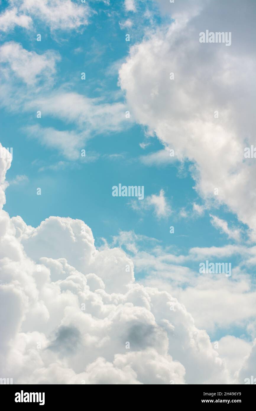 Ein Blick auf das Tageslicht und über alle Wolken unter dem blauen Himmel. Blauer Himmel und Wolken Tapete Konzept. Hochwertige Fotos Stockfoto