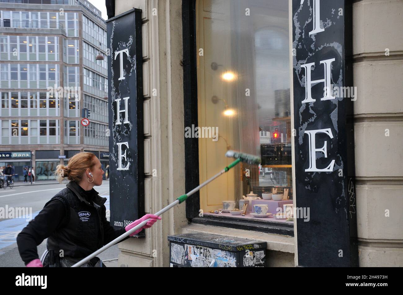 Kopenhagen /Dänemark / 01. November 2021 / Fensterputzerin in der dänischen Hauptstadt (Foto. FRRcis Joseph Dean/Dean Pictures) Stockfoto