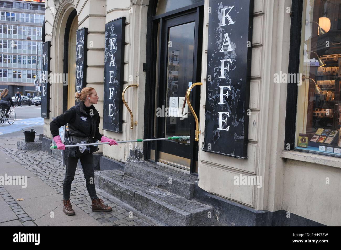 Kopenhagen /Dänemark / 01. November 2021 / Fensterputzerin in der dänischen Hauptstadt (Foto. FRRcis Joseph Dean/Dean Pictures) Stockfoto