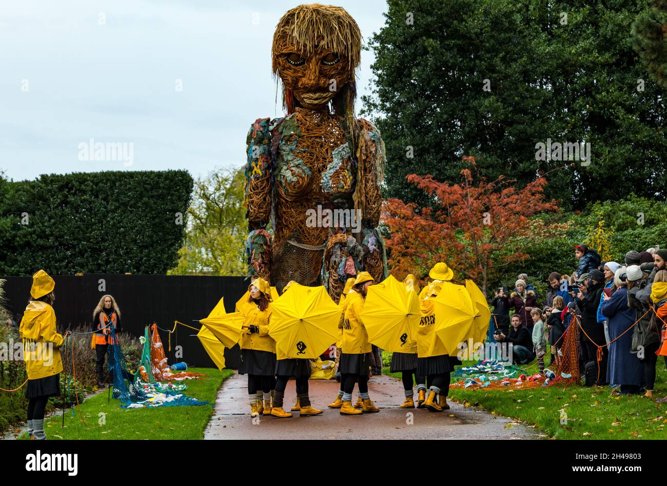 Menschen beobachten Riesenpuppe Sturm Theaterveranstaltung, hergestellt aus recycelten Materialien, im Royal Botanic Garden, Edinburgh, Schottland, Großbritannien Stockfoto