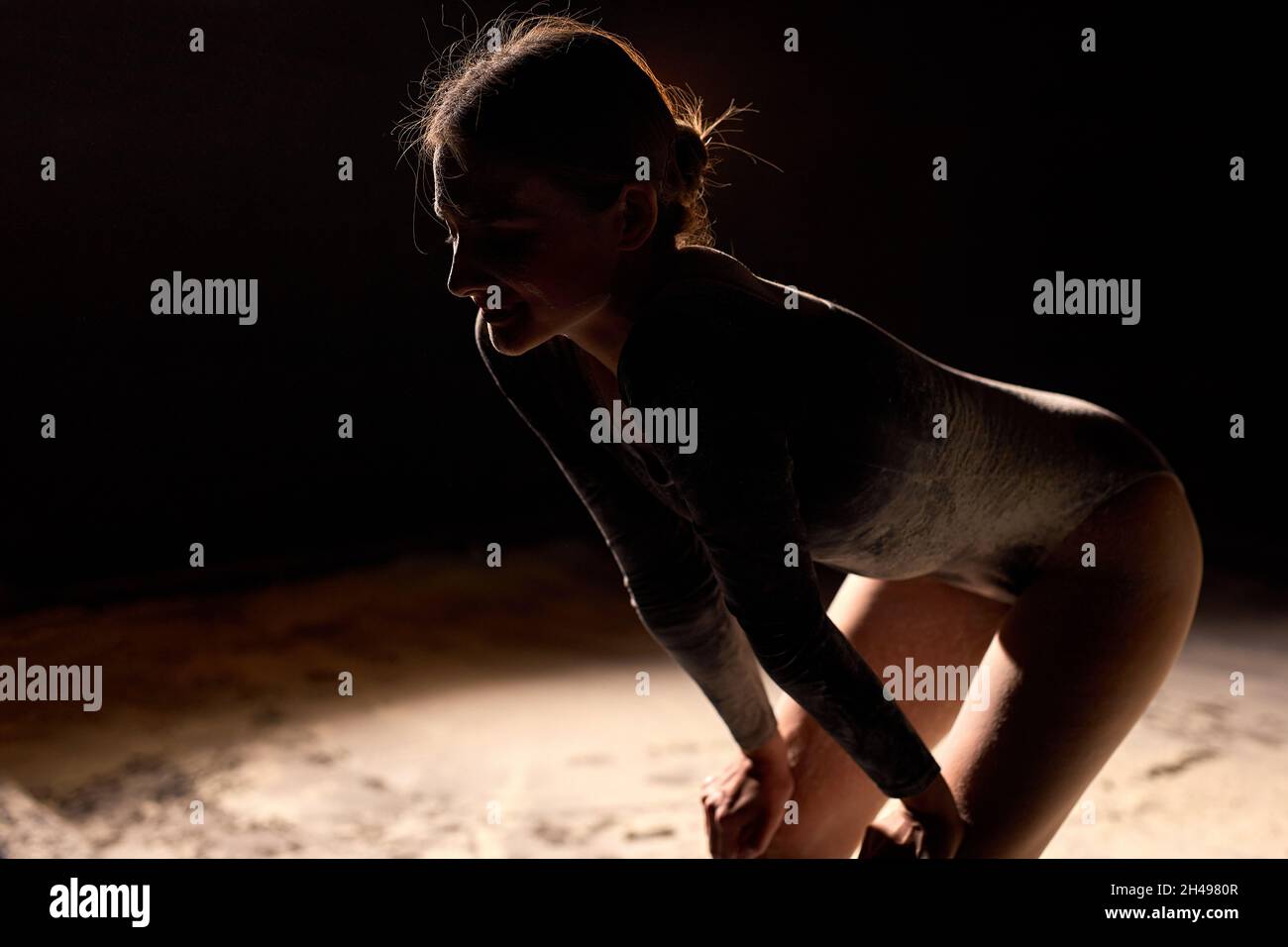 Seitenansicht Porträt der jungen kaukasischen Tänzerin mit Ruhe, müde Dame nach dem Ballett-Auftritt, eine Pause. Attraktive Dame In Bodysu Stockfoto