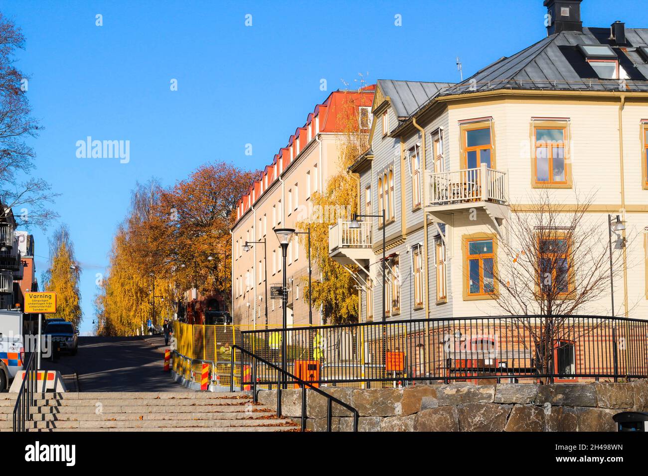 Riverside Park Downtown in Umea, Schweden bei Herbstwetter blauer Himmel, gelbe Blätter. Stockfoto