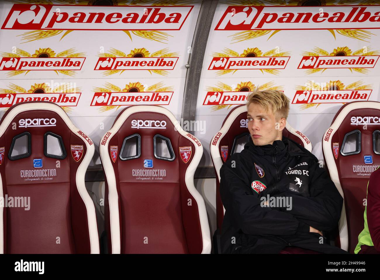 Turin, Italien, 30. Oktober 2021. Magnus Warming des FC Turin auf der Bank vor dem Start in der Serie A Spiel im Stadio Grande Torino, Turin. Bildnachweis sollte lauten: Jonathan Moscrop / Sportimage Stockfoto