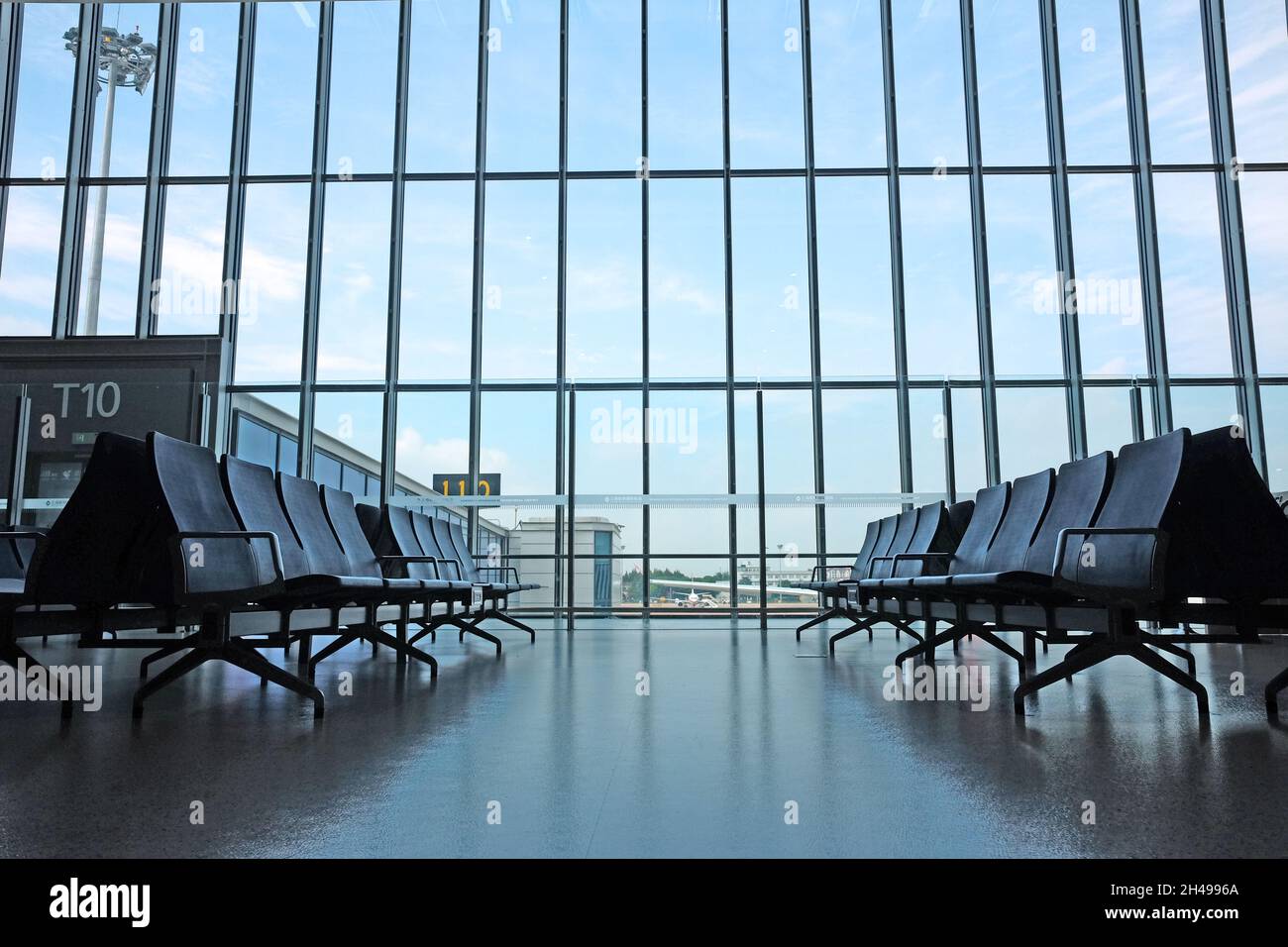 Leerer Wartebereich am Flughafen mit großen Fenstern und niemand, sauberer Ort, geräumig Stockfoto