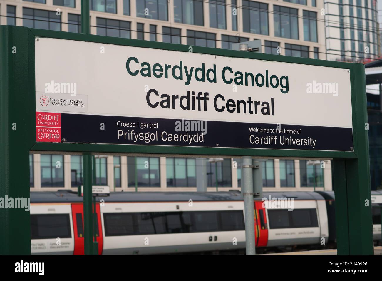 Namensschild auf dem Bahnsteig am Bahnhof Cardiff Central, Wales. Stockfoto