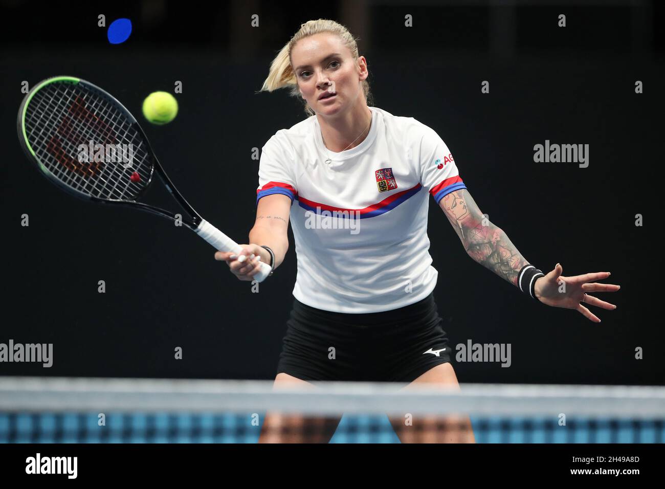 Die tschechische Tennisspielerin Tereza Martincova trainiert vor dem Frauen-Tennis Billie Jean King Cup (ehemaliger Fed Cup) am 29. Oktober 2021 in Prag, Tschechische Repu Stockfoto