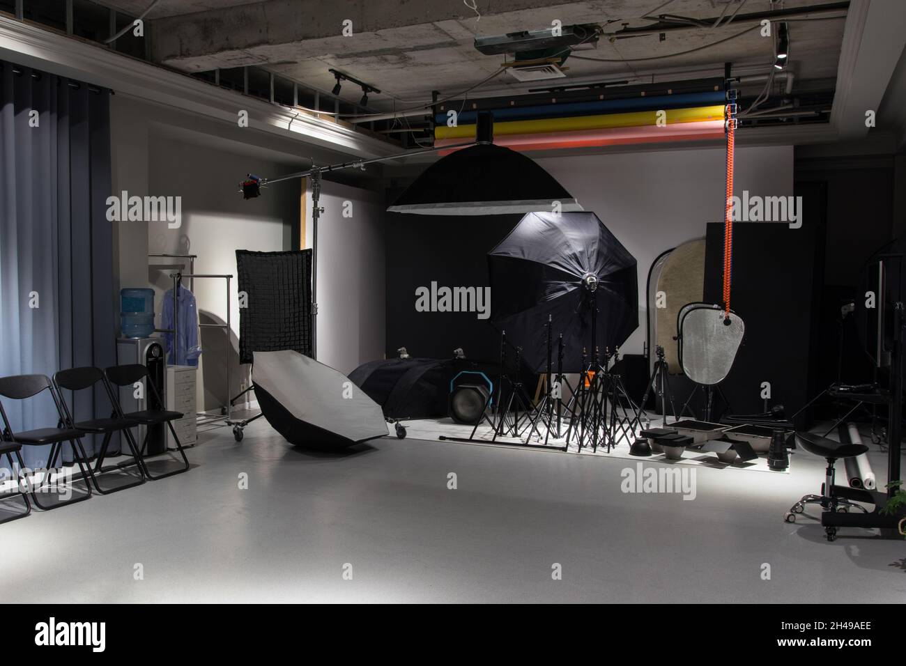 Interieur eines modernen Fotostudios. Technik und Ausrüstung Stockfoto