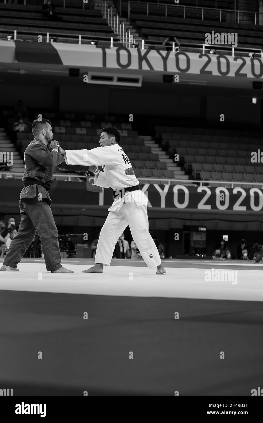 24. JULI 2021 - TOKIO, JAPAN: Tornike TSJAKADOE aus den Niederlanden (blau) schlägt Amartuvshin DASHDAAA aus der Mongolei (weiß) in der Judo Men -60 kg Runde o Stockfoto