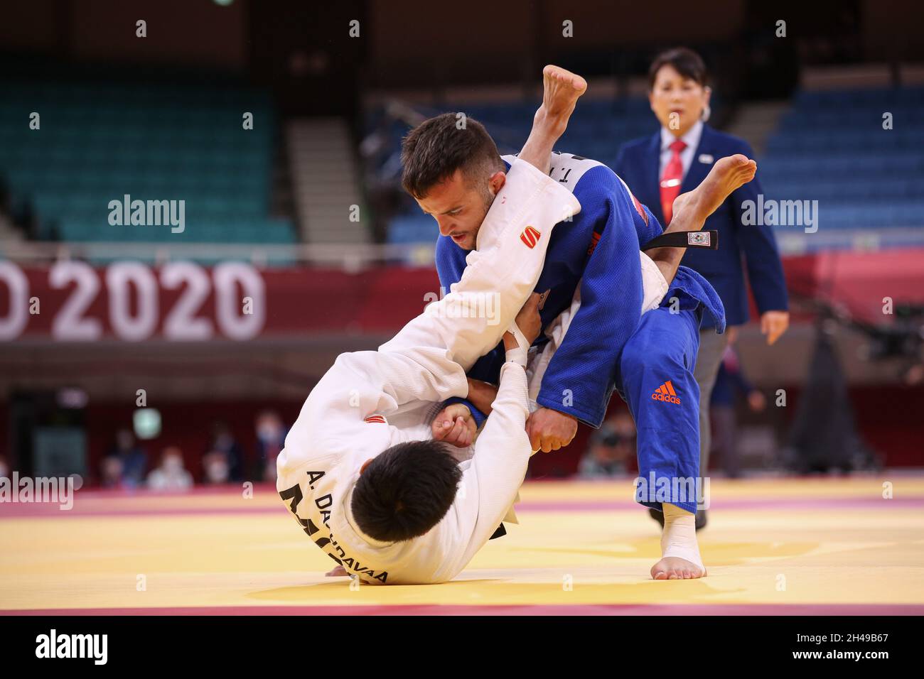 24. JULI 2021 - TOKIO, JAPAN: Tornike TSJAKADOE aus den Niederlanden (blau) schlägt Amartuvshin DASHDAAA aus der Mongolei (weiß) in der Judo Men -60 kg Runde o Stockfoto