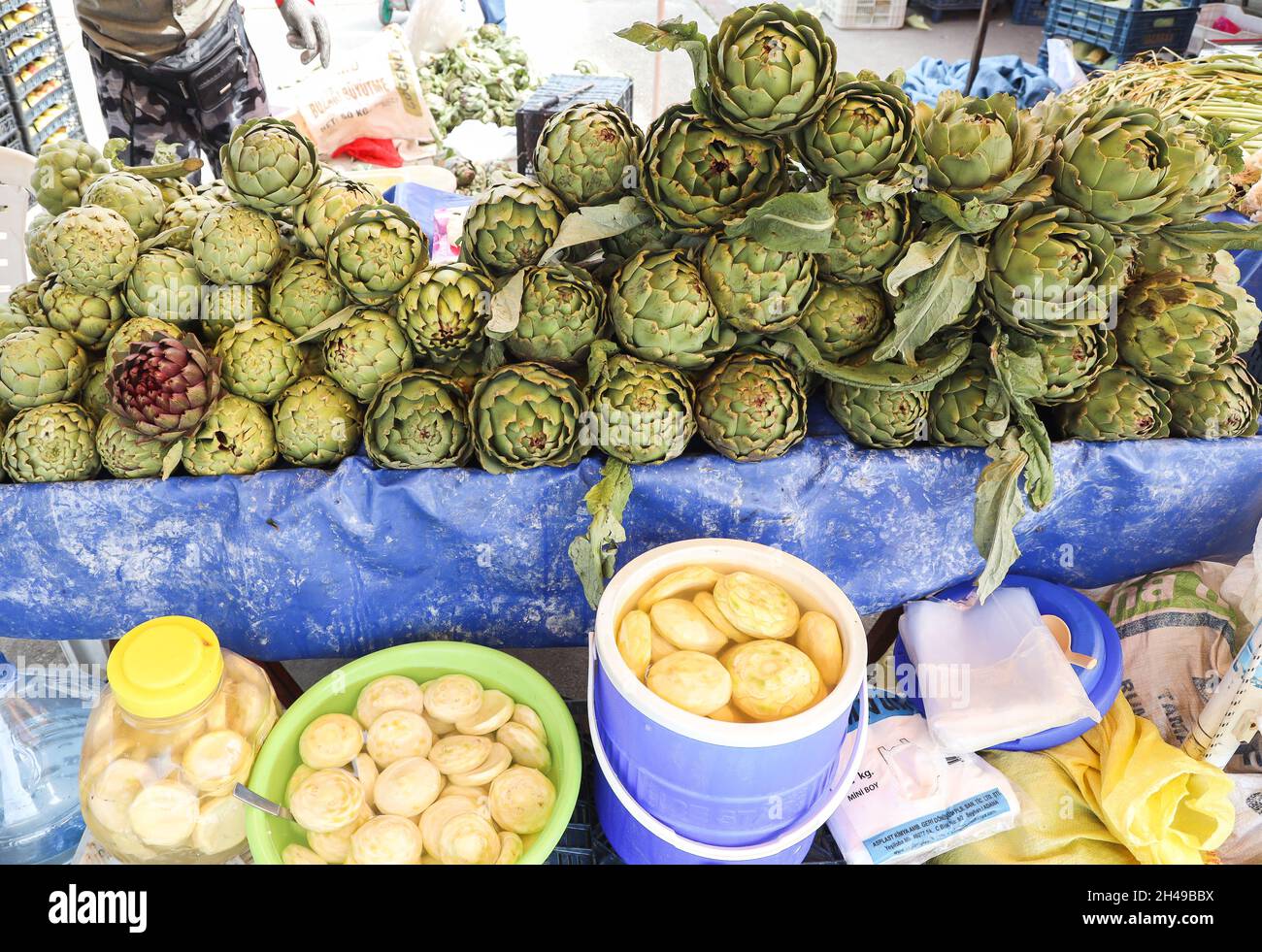 Frisches grünes Artischockengemüse aus biologischem Anbau auf dem Dorfbasarmarkt. Stockfoto