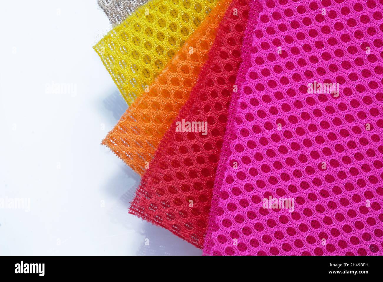 Helle Farbpalette aus speziellem Textilgewebe. Polyestergewebe mit Schaumgummi für die Herstellung von Rucksäcken. Futter Mesh mit Schaum für die Innenseite o Stockfoto