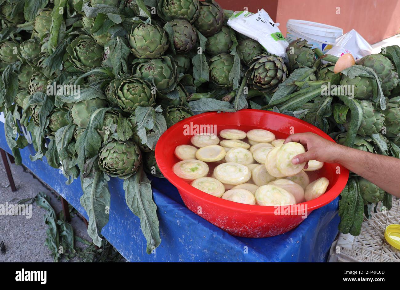 Frisches grünes Artischockengemüse aus biologischem Anbau auf dem Dorfbasarmarkt. Stockfoto
