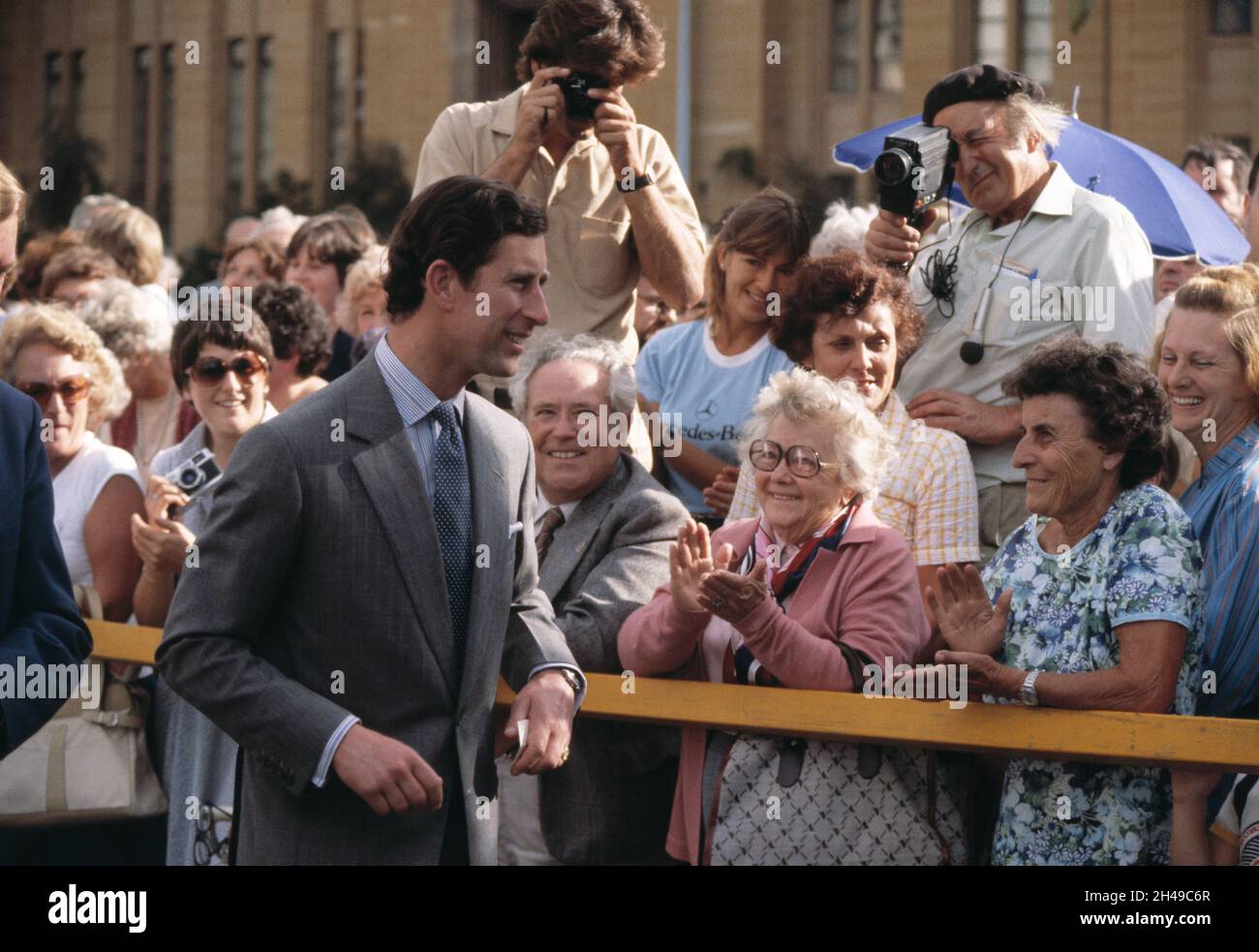 Vereinigtes Königreich. England. London. Britische Königsfamilie. Prinz Charles im Freien, der sich mit einer Menschenmenge in Verbindung gesetzt hat. Stockfoto
