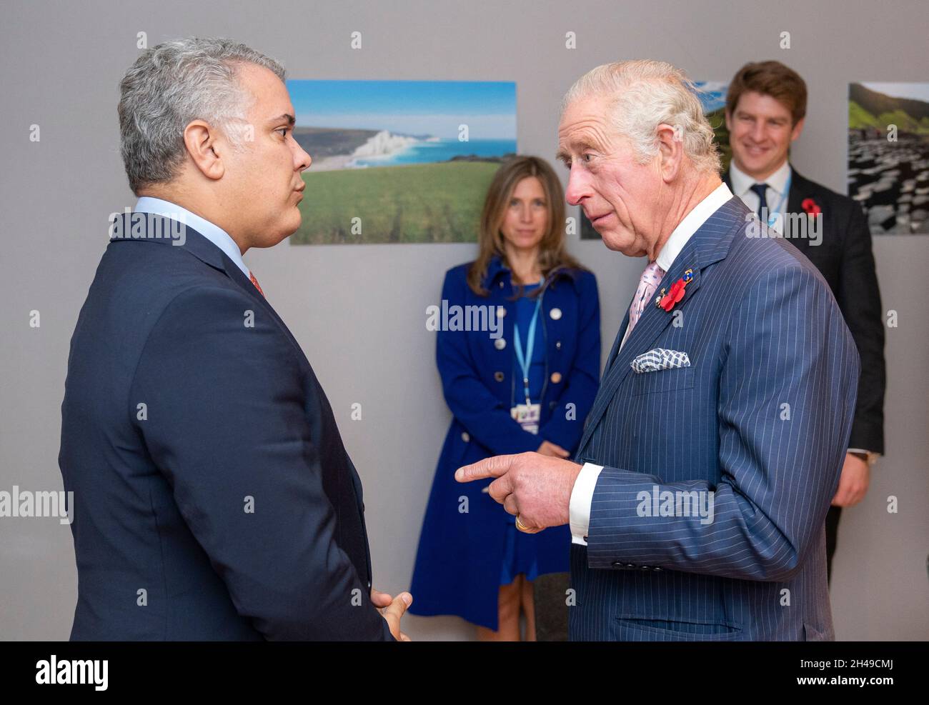 Der Prinz von Wales begrüßt den Präsidenten von Columbia, Ivan Duque Marquez (links), vor seinem bilateralen Treffen während des Cop26-Gipfels auf dem Scottish Event Campus (SEC) in Glasgow. Bilddatum: Montag, 1. November 2021. Stockfoto