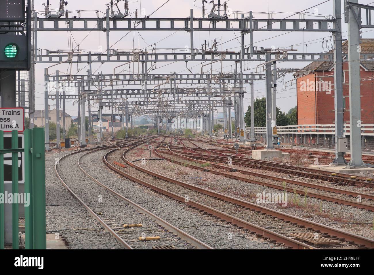 Stromführende Kabel am Bahnhof Cardiff Central, Wales. Stockfoto