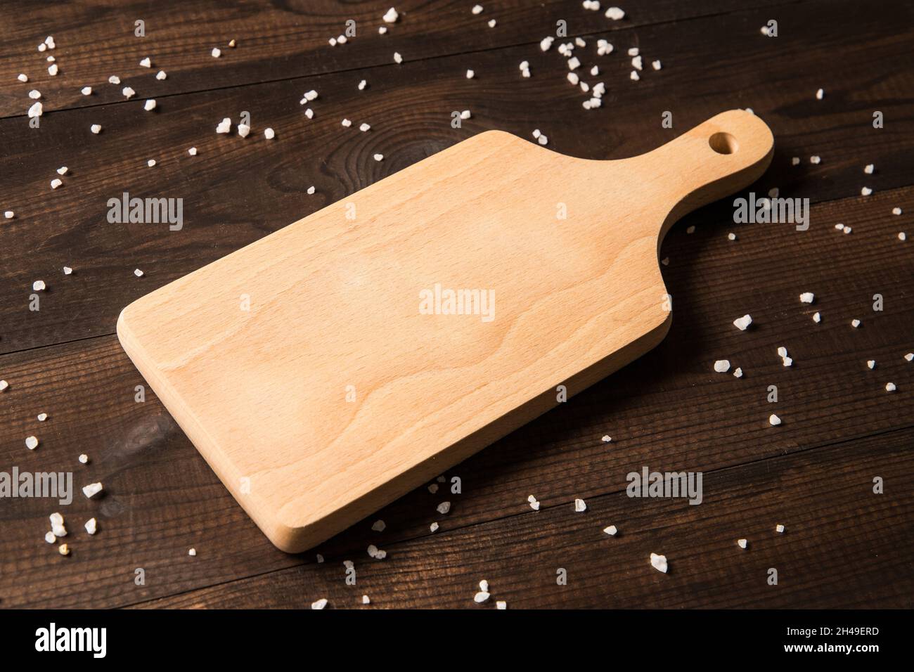 Holzschneidebrett auf Holztisch Stockfoto