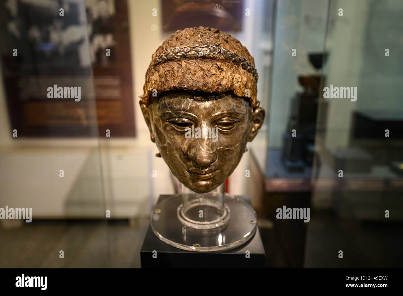Plovdiv, Bulgarien. Thrakische silberne Helmmaske im archäologischen Museum in Plovdiv. Stockfoto