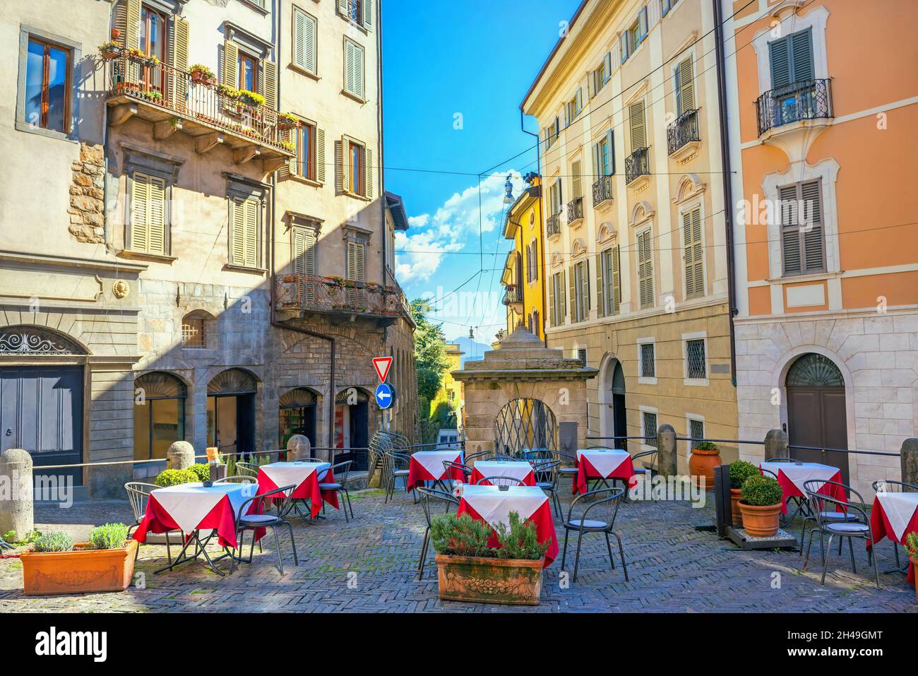 Malerische Aussicht mit kleinem Café im Freien auf der Terrasse in der historischen Oberstadt Bergamo. Lombardei, Italien Stockfoto