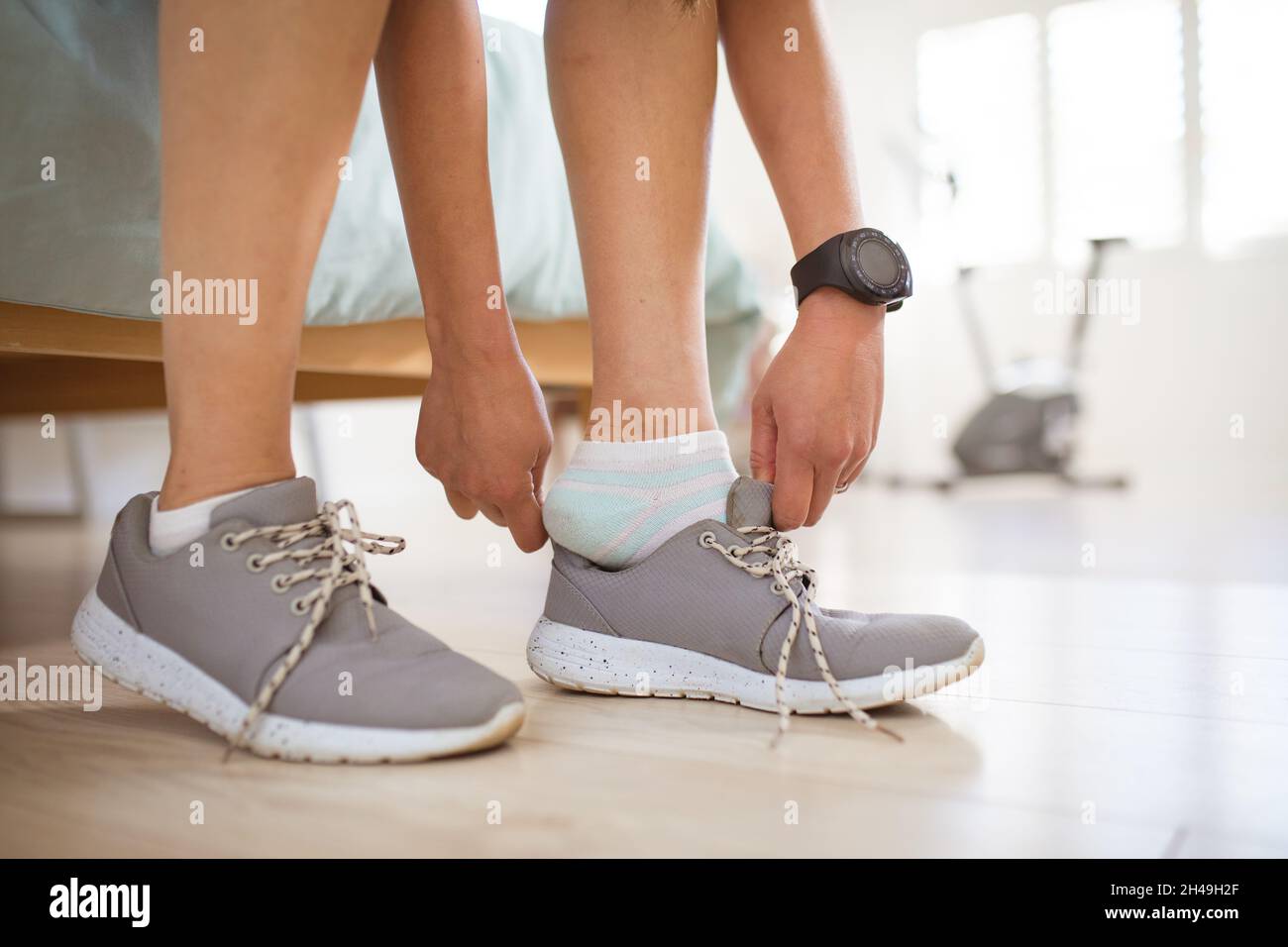 Hände einer asiatischen Frau, die sich für das Training vorbereitet und Schuhe bindet Stockfoto